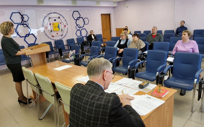 В Кирове ветеран Росгвардии выступил на заседании объединения педагогов, реализующих патриотические проекты