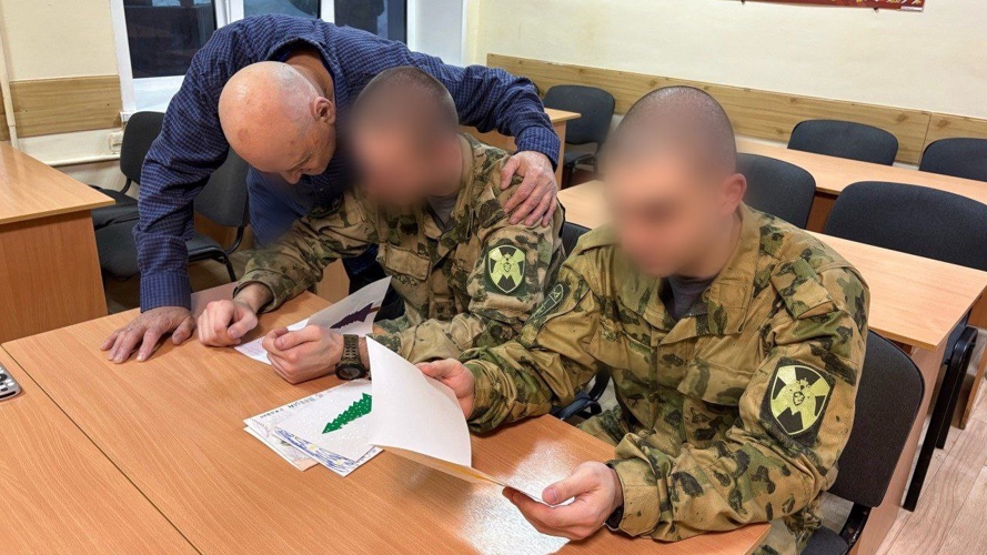В Кирове ветераны Росгвардии поздравили военнослужащих с Новым годом и вручили сладкие подарки