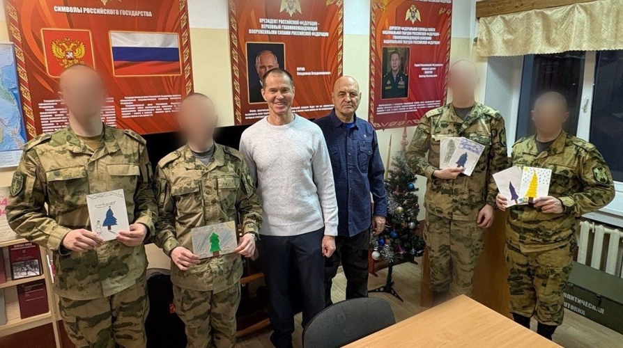 В Кирове ветераны Росгвардии поздравили военнослужащих с Новым годом и вручили сладкие подарки