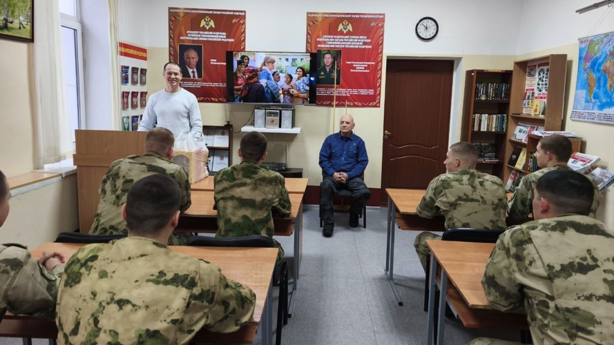 В Кирове ветераны Росгвардии поздравили военнослужащих с Новым годом и вручили сладкие подарки