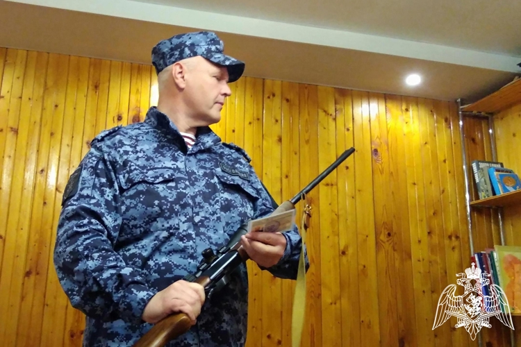 Сотрудники Центра ЛРР Управления Росгвардии по Кировской области проверили владельцев оружия