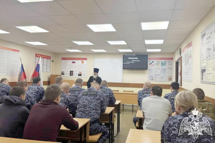 Представитель Вятской епархии провел беседу в отделе вневедомственной охраны по городу Кирову