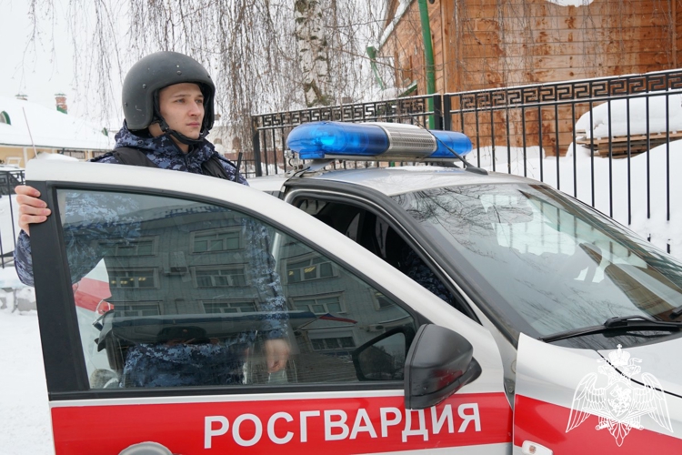 В Кирове росгвардейцы задержали подозреваемых в краже крепкого алкоголя