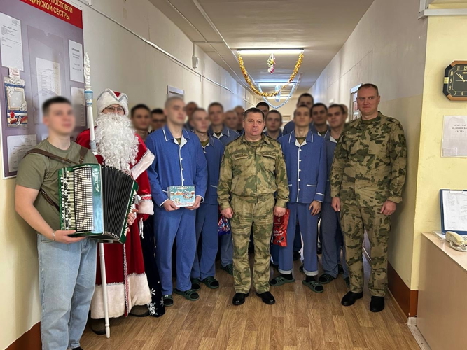 Дед Мороз специального назначения навестил пациентов Кировского военного госпиталя Росгвардии