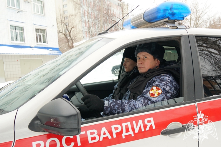 В Кирове росгвардейцы задержали подозреваемого в разбое 