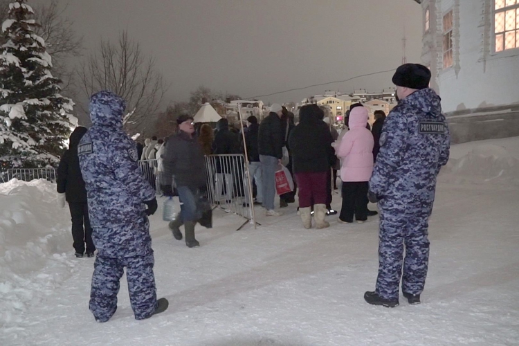 В Кировской области росгвардейцы обеспечивают безопасность граждан во время крещенских богослужений