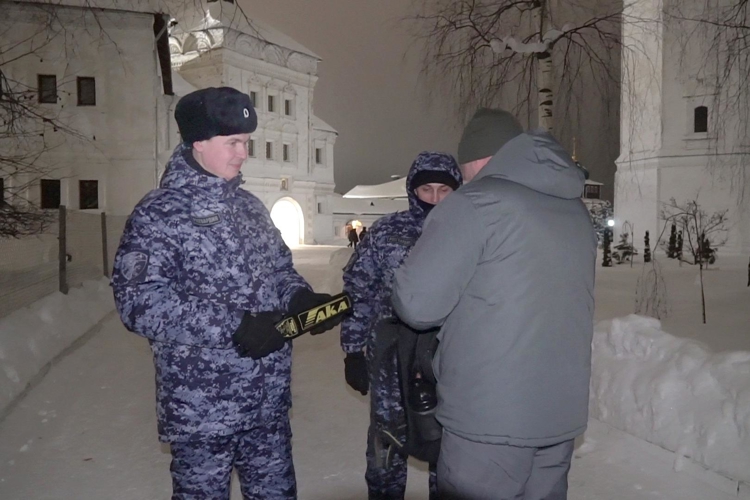 В Кировской области росгвардейцы обеспечивают безопасность граждан во время крещенских богослужений