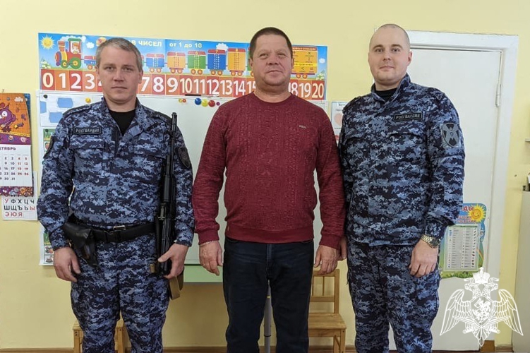 В Кирове сотрудники Росгвардии в преддверии юбилея ведомства рассказали детям о своей службе