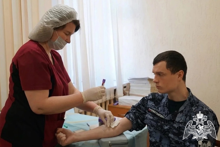 В преддверии 10-летия ведомства кировские сотрудники Росгвардии вошли в реестр доноров костного мозга (видео)