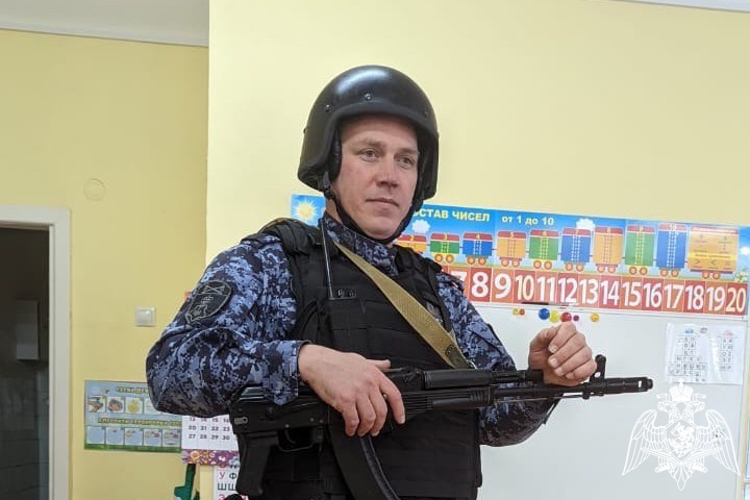 В Кирове сотрудники Росгвардии в преддверии юбилея ведомства рассказали детям о своей службе