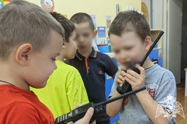 В Кирове сотрудники Росгвардии в преддверии юбилея ведомства рассказали детям о своей службе