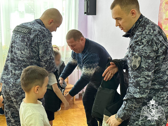 В преддверии юбилея Росгвардии сотрудники вневедомственной охраны рассказали детям о службе и напомнили правила безопасного поведения