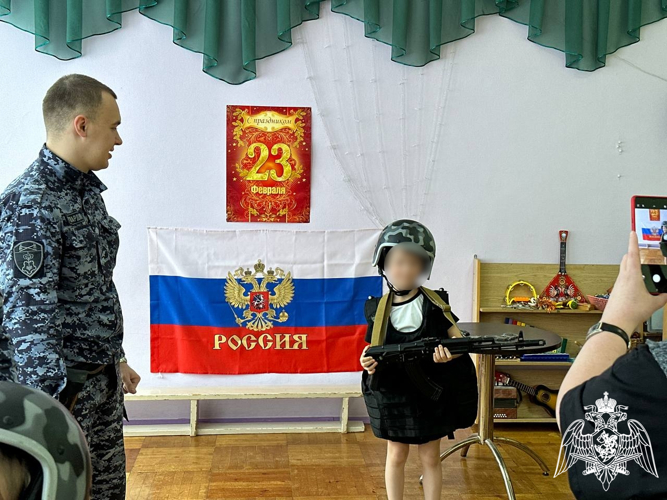 В преддверии юбилея Росгвардии сотрудники вневедомственной охраны рассказали детям о службе и напомнили правила безопасного поведения