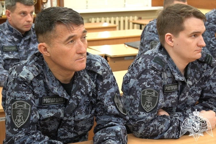 В преддверии 10-летия ведомства кировские сотрудники Росгвардии вошли в реестр доноров костного мозга (видео)