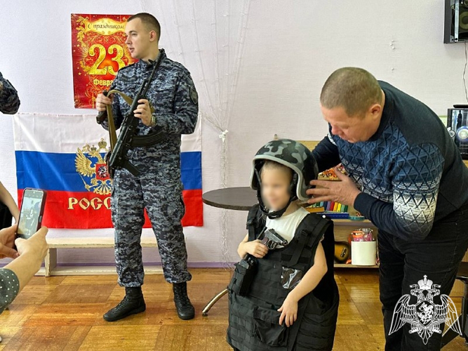 В преддверии юбилея Росгвардии сотрудники вневедомственной охраны рассказали детям о службе и напомнили правила безопасного поведения