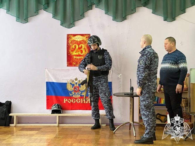 В преддверии юбилея Росгвардии сотрудники вневедомственной охраны рассказали детям о службе и напомнили правила безопасного поведения