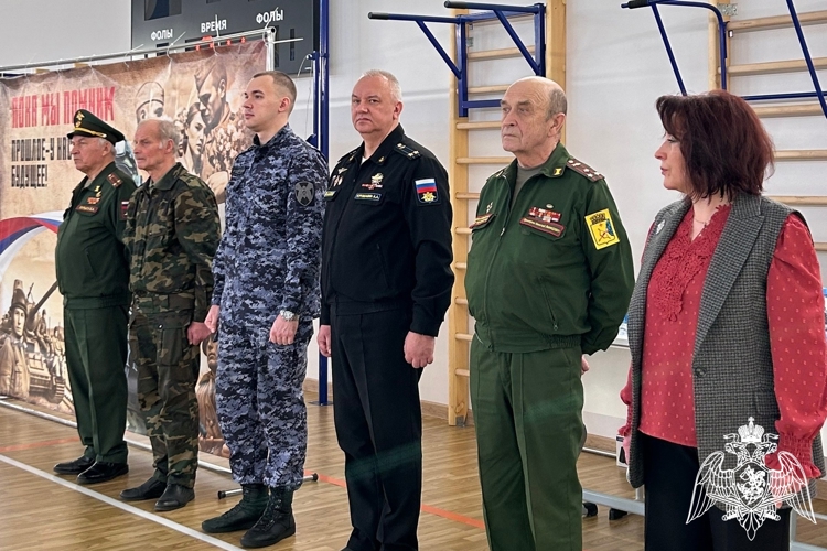 «Равнение на Знамя». Подшефные росгвардейцев стали лидерами конкурса знаменных групп 