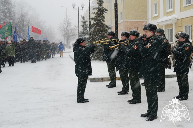 В День защитника Отечества начальник Управления Росгвардии по Кировской области и командир Кировского соединения ВНГ РФ возложили цветы к Вечному огню