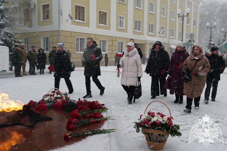 В День защитника Отечества начальник Управления Росгвардии по Кировской области и командир Кировского соединения ВНГ РФ возложили цветы к Вечному огню
