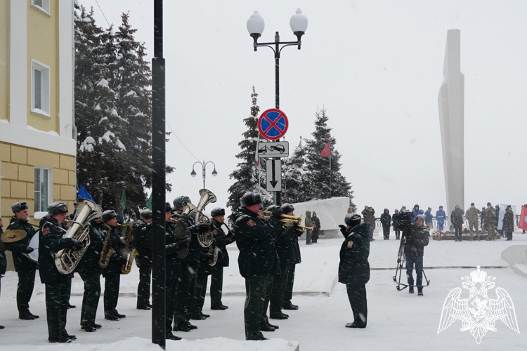 В День защитника Отечества начальник Управления Росгвардии по Кировской области и командир Кировского соединения ВНГ РФ возложили цветы к Вечному огню