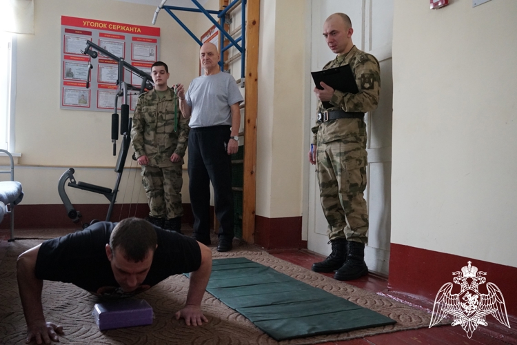 В Кирове в преддверии юбилея Росгвардии ветераны и молодые военнослужащие померились силами