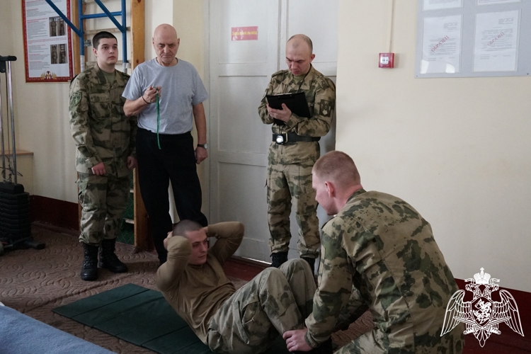 В Кирове в преддверии юбилея Росгвардии ветераны и молодые военнослужащие померились силами