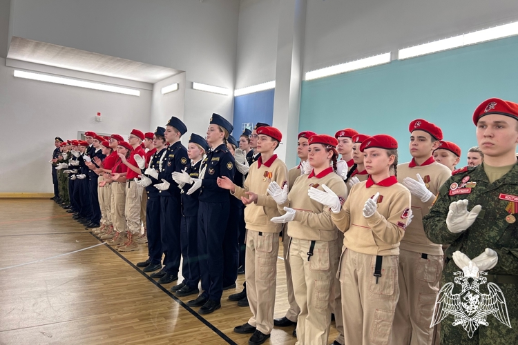 «Равнение на Знамя». Подшефные росгвардейцев стали лидерами конкурса знаменных групп 