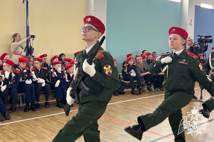 «Равнение на Знамя». Подшефные росгвардейцев стали лидерами конкурса знаменных групп 