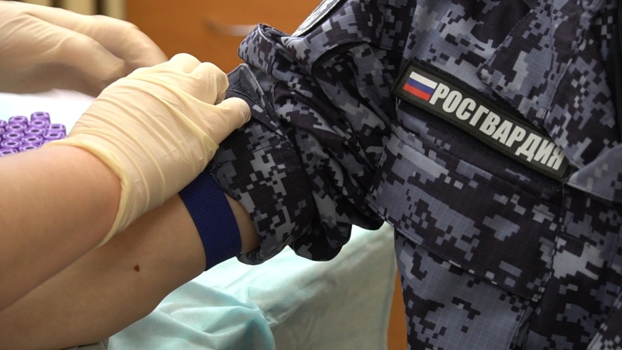 В преддверии 10-летия ведомства кировские сотрудники Росгвардии вошли в реестр доноров костного мозга (видео)