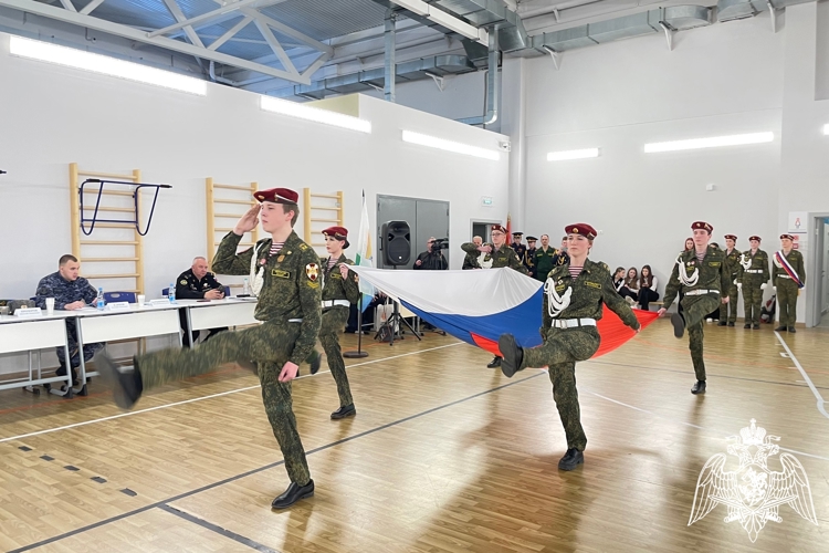 «Равнение на Знамя». Подшефные росгвардейцев стали лидерами конкурса знаменных групп 