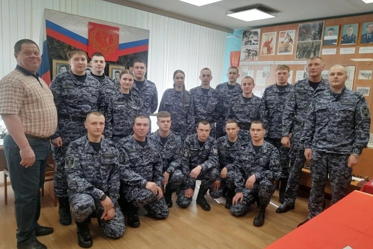 В преддверии юбилея ведомства 24 молодых росгвардейца приняли Присягу