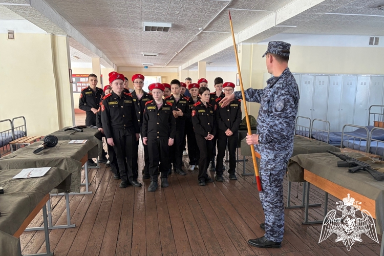 В преддверии юбилея ведомства росгвардейцы провели день открытых дверей для подшефных кадет