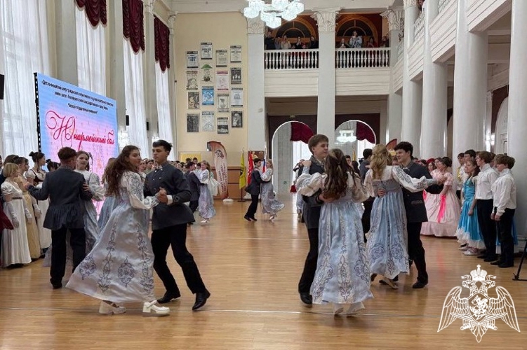 Подшефные кировских росгвардейцев вошли в число лучших на кадетском балу