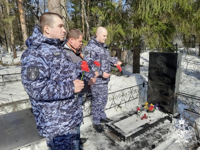 В Кирове росгвардейцы почтили память младшего сержанта милиции Дмитрия Козулева, погибшего при исполнении 