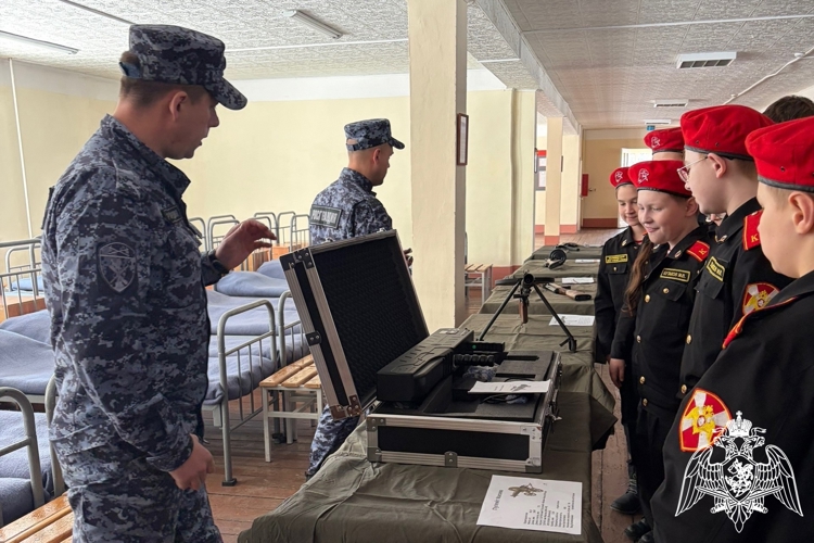 В преддверии юбилея ведомства росгвардейцы провели день открытых дверей для подшефных кадет