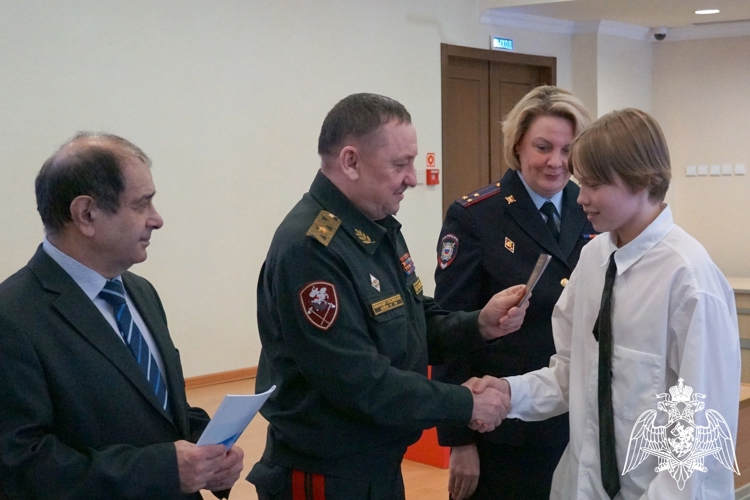 Командир Кировского соединения войск Национальной гвардии Российской Федерации вручил первые паспорта юным кировчанкам 