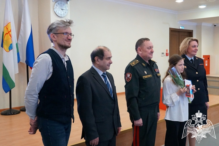 Командир Кировского соединения войск Национальной гвардии Российской Федерации вручил первые паспорта юным кировчанкам 