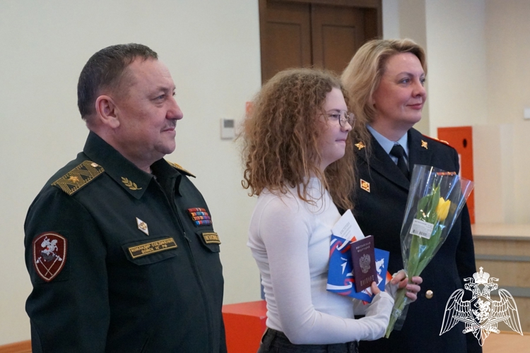 Командир Кировского соединения войск Национальной гвардии Российской Федерации вручил первые паспорта юным кировчанкам 