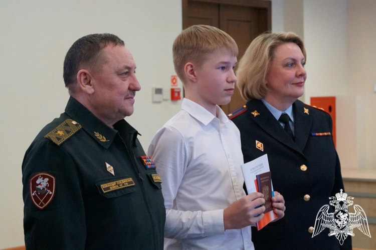 Командир Кировского соединения войск Национальной гвардии Российской Федерации вручил первые паспорта юным кировчанкам 