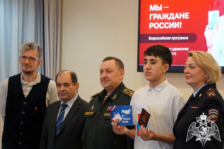 Командир Кировского соединения войск Национальной гвардии Российской Федерации вручил первые паспорта юным кировчанкам 