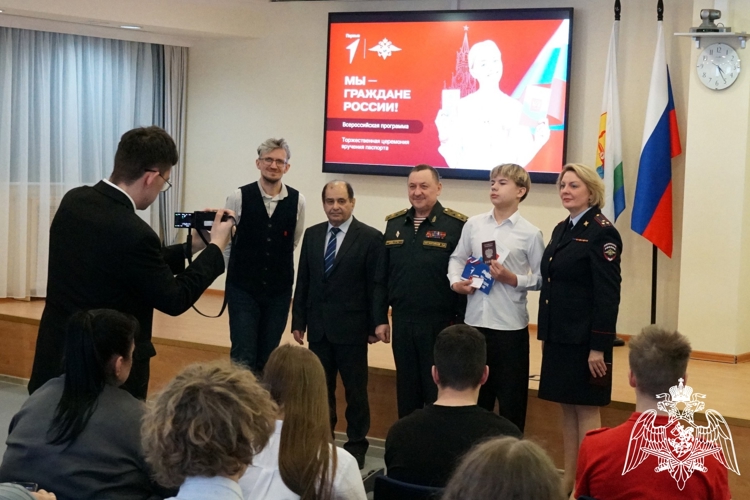 Командир Кировского соединения войск Национальной гвардии Российской Федерации вручил первые паспорта юным кировчанкам 