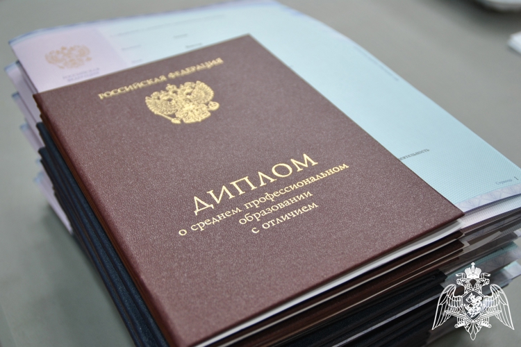 Командир Кировского соединения ВНГ РФ принял участие в церемонии вручении дипломов выпускникам подшефного учебного заведения