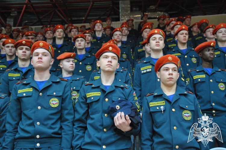 Командир Кировского соединения ВНГ РФ принял участие в церемонии вручении дипломов выпускникам подшефного учебного заведения