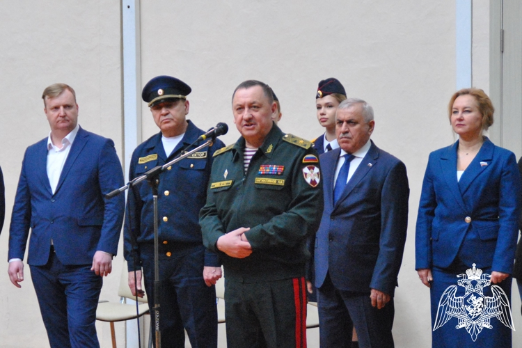 Командир Кировского соединения ВНГ РФ принял участие в церемонии вручении дипломов выпускникам подшефного учебного заведения