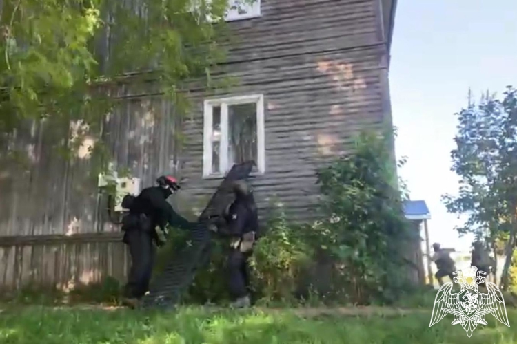 В Кировской области при поддержке СОБР "Щит" пресечена деятельность преступной группы, присваивавшей выплаты участников СВО