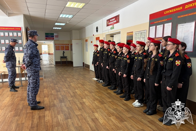 В преддверии юбилея ведомства росгвардейцы провели день открытых дверей для подшефных кадет