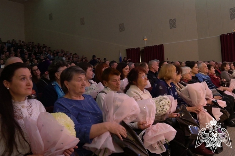 В Кирове состоялось торжественное мероприятие, посвященное 10-летию Росгвардии и 215-й годовщине образования войск правопорядка