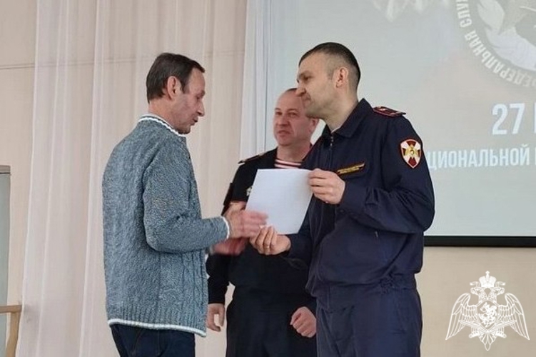 Кировские школьники поздравили росгвардейцев с юбилеем ведомства праздничным концертом