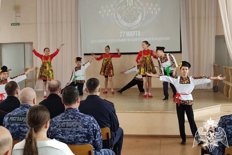 Кировские школьники поздравили росгвардейцев с юбилеем ведомства праздничным концертом