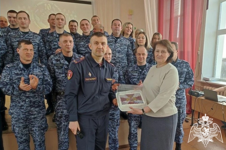 Кировские школьники поздравили росгвардейцев с юбилеем ведомства праздничным концертом